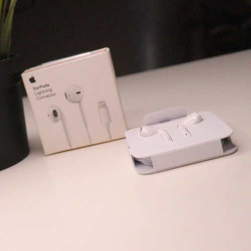 Apple Earpods with Lightning Connector - Image 2