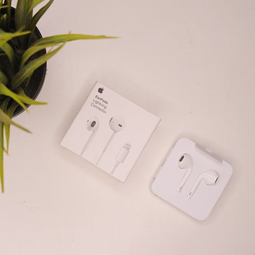 Apple Earpods with Lightning Connector